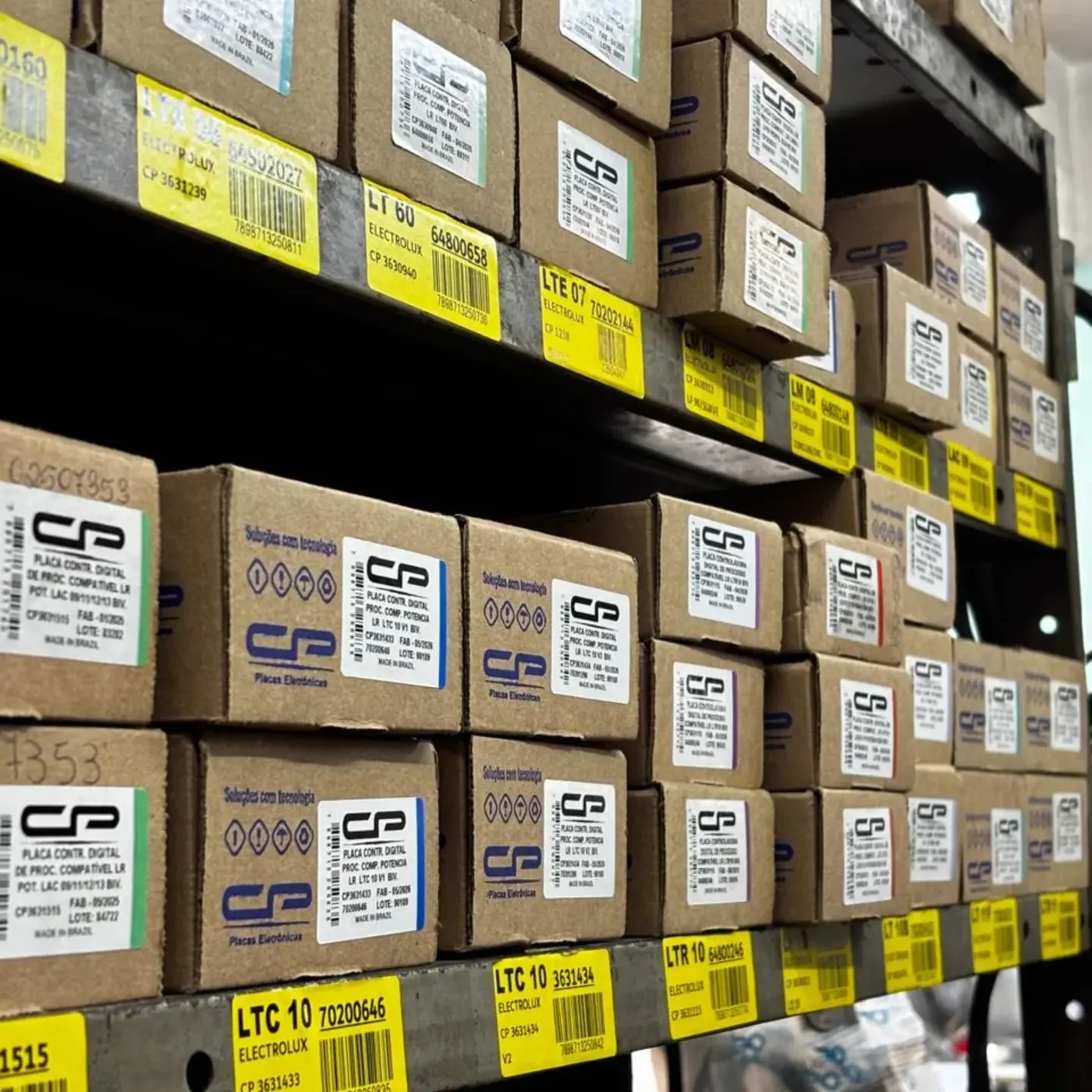 Prateleira com caixas de placas eletrônicas etiquetadas