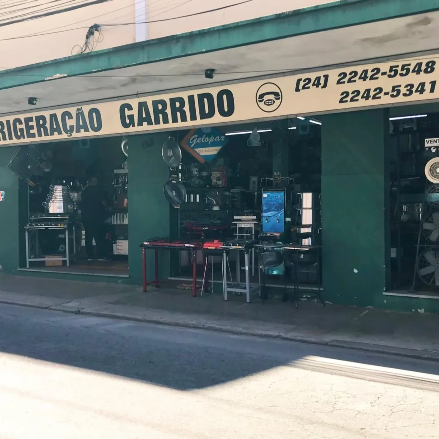 Fachada da Refrigeração Garrido com o toldo verde e o letreiro amarelo