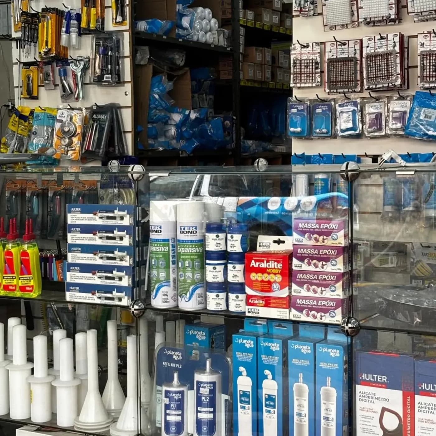 Corredor da loja com ferramentas e produtos de manutenção
